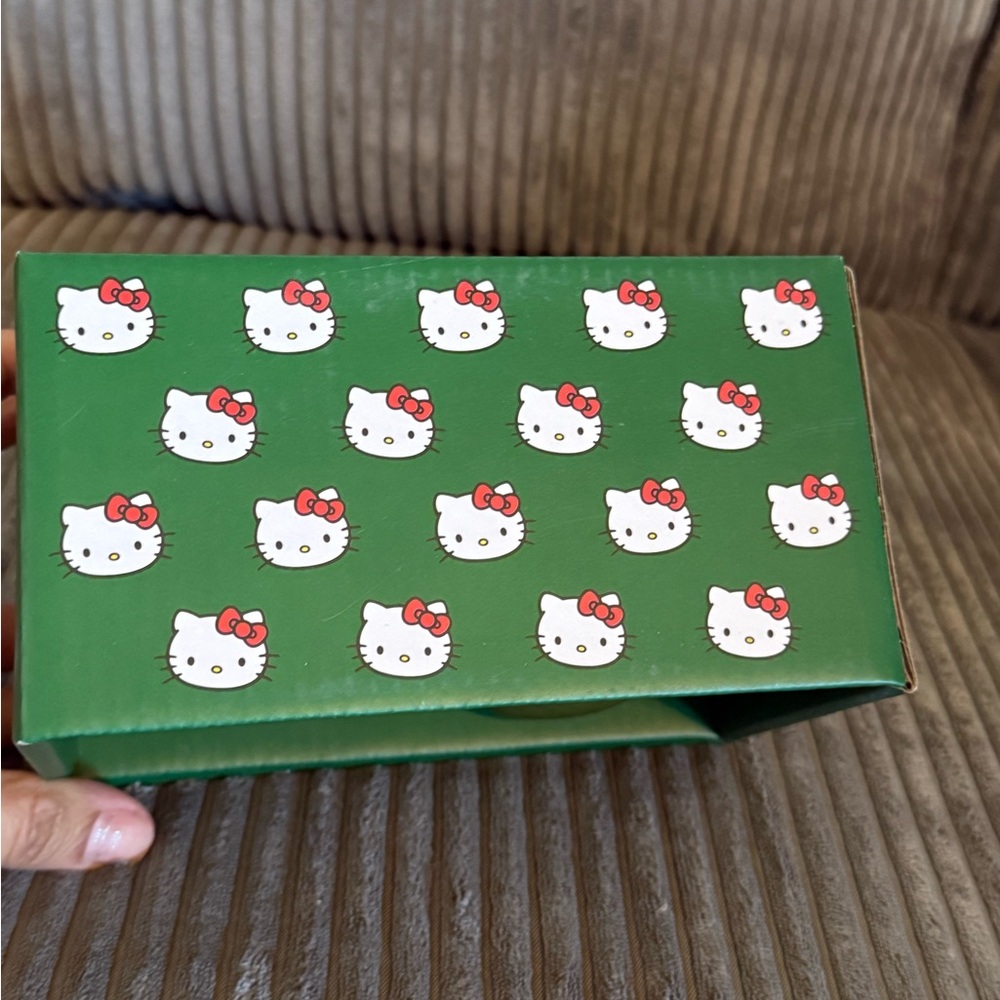 Sanrio Hello Kitty St. Patrick’s Day Salt & Pepper Shakers NWT - Picture 2 of 8